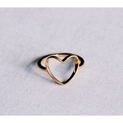 Anillo de acero con corazon abierto dorado - Imagen 1