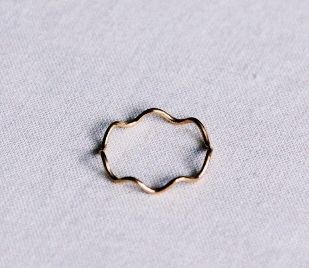 Anillo ondulado minimalista acero inoxidable - Imagen 1