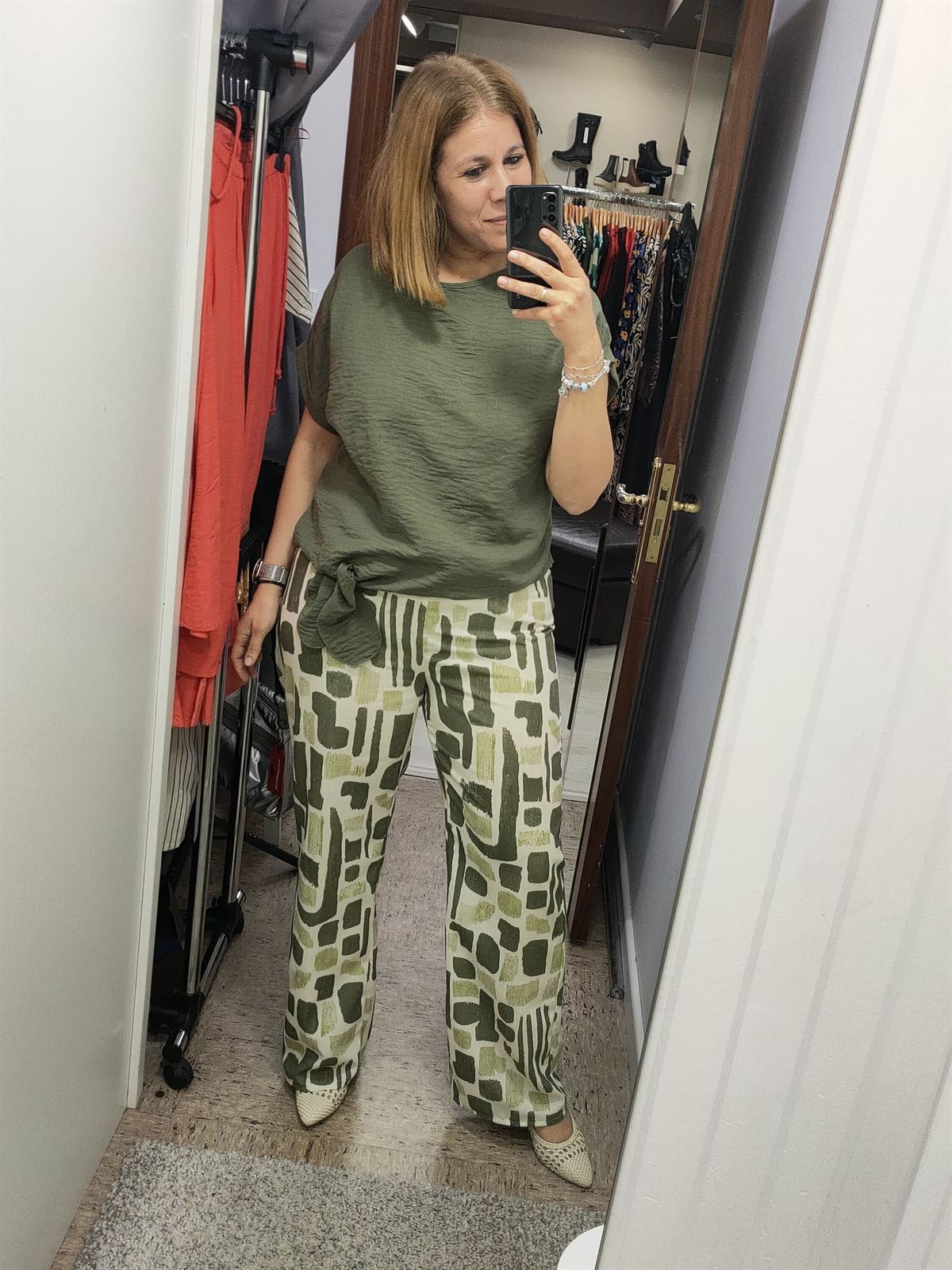 Buddyblue_ Blusa anudada kaki - Imagen 2