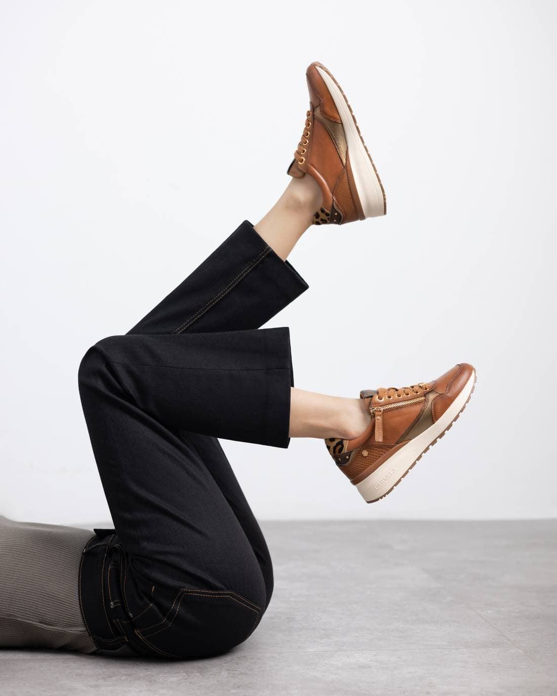 Carmela_ Deportivo piel camel con cremallera - Imagen 5