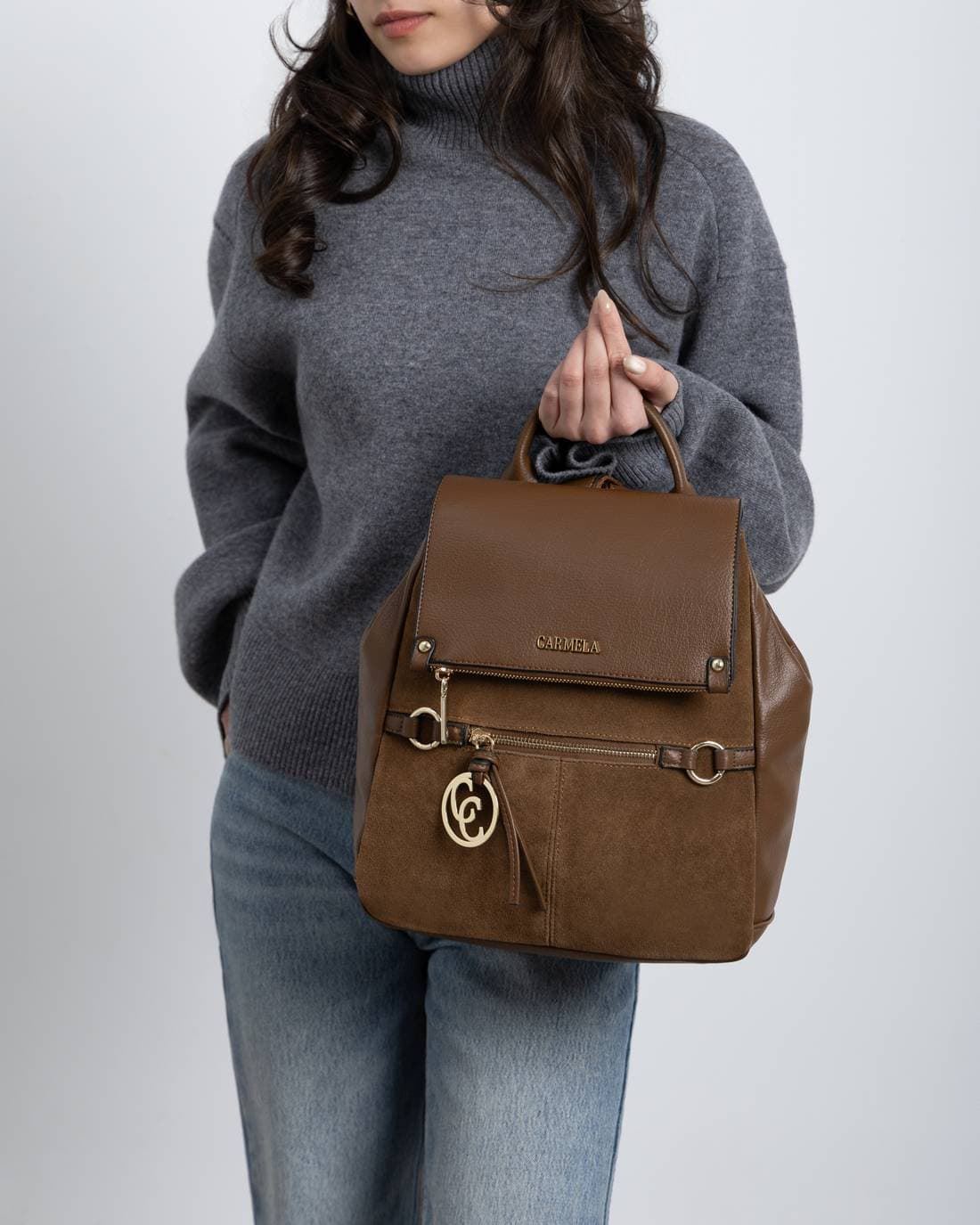 Carmela_ Mochila piel y serraje en camel - Imagen 4