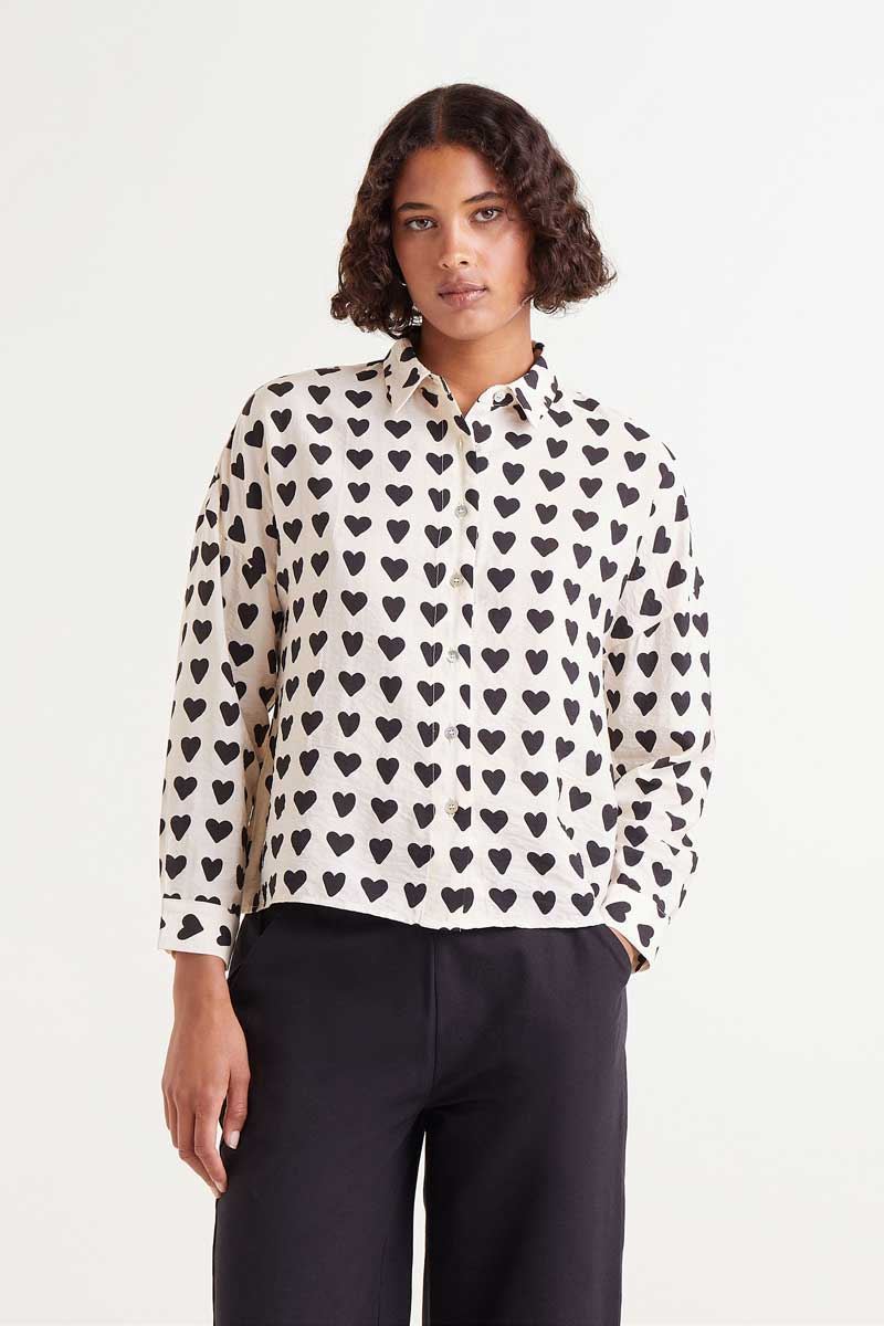 Compañía Fantástica_ Camisa estampado corazones negro - Imagen 1