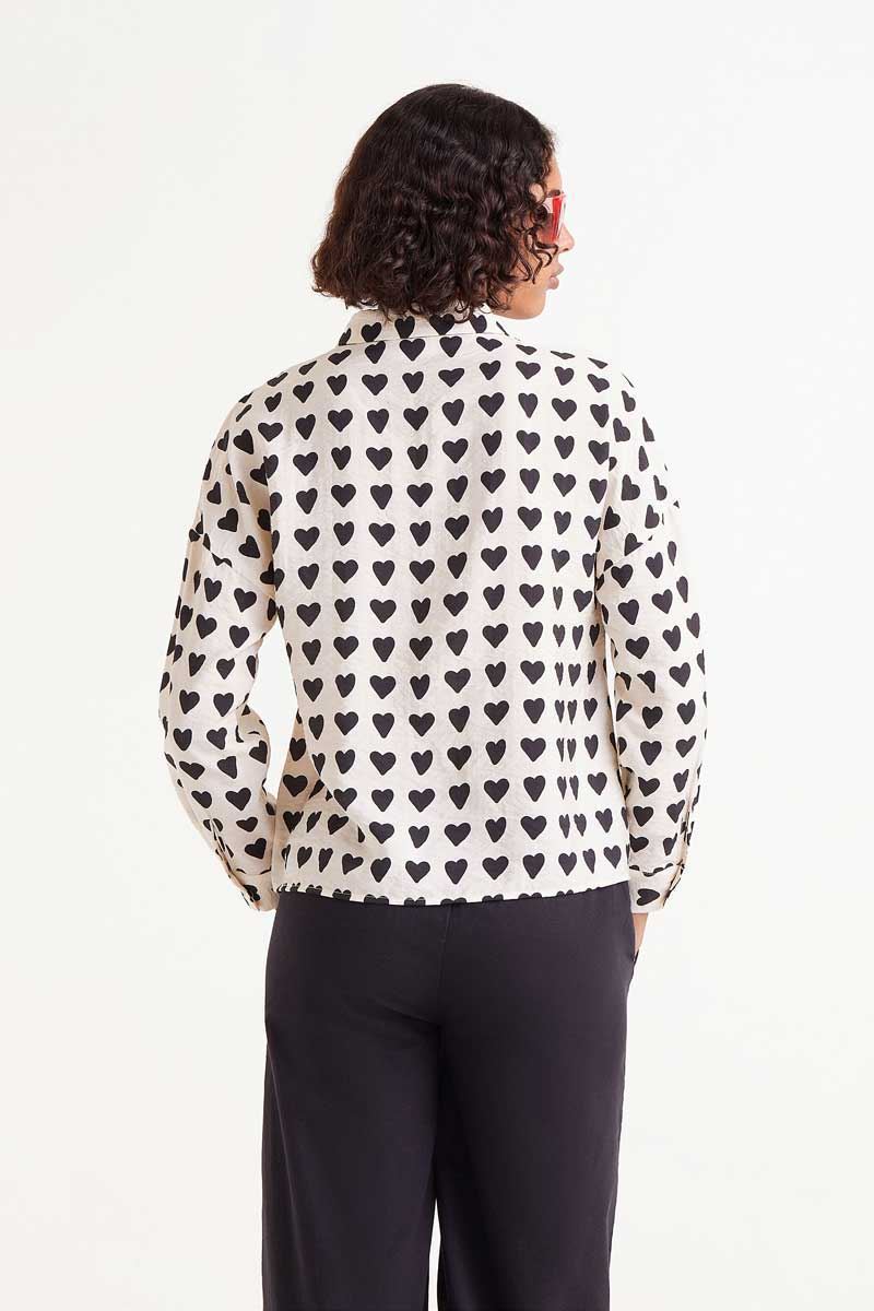 Compañía Fantástica_ Camisa estampado corazones negro - Imagen 2