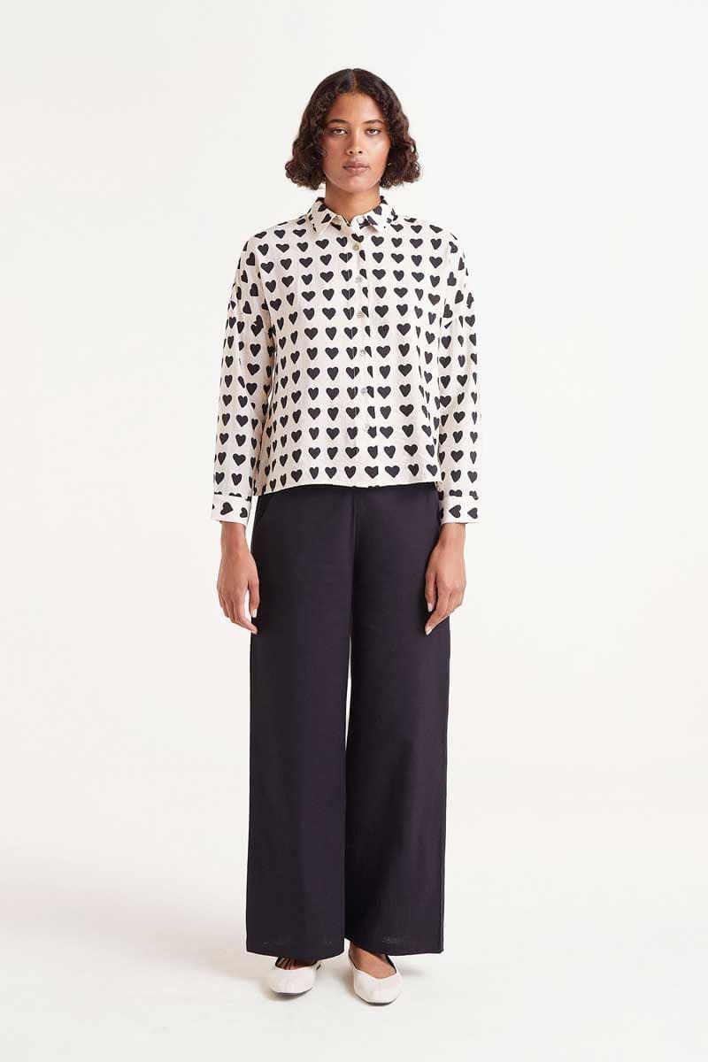 Compañía Fantástica_ Camisa estampado corazones negro - Imagen 3