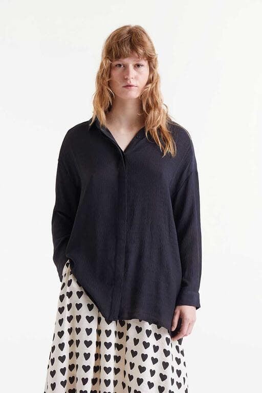 Compañía Fantástica_ Camisa oversize fluida negra - Imagen 1