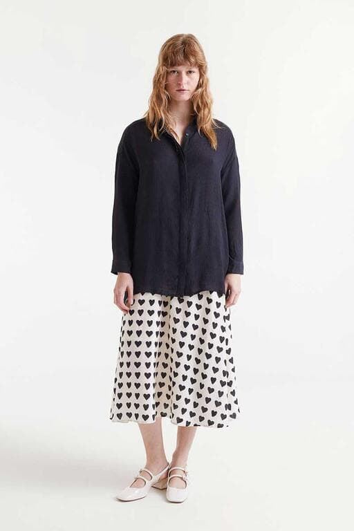 Compañía Fantástica_ Camisa oversize fluida negra - Imagen 2