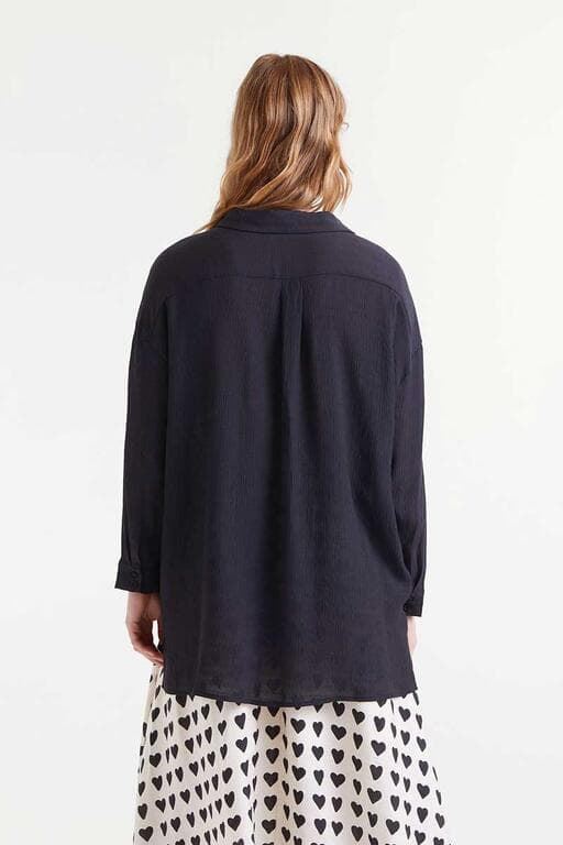 Compañía Fantástica_ Camisa oversize fluida negra - Imagen 3