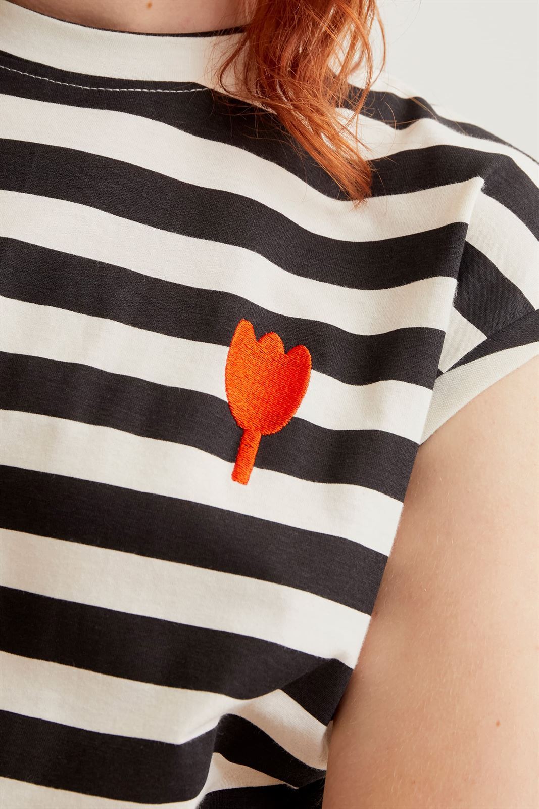 Compañía Fantástica_ Camiseta rayas negra bordado tulipán - Imagen 3