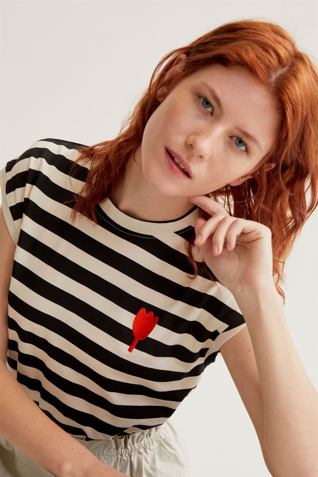 Compañía Fantástica_ Camiseta rayas negra bordado tulipán - Imagen 5