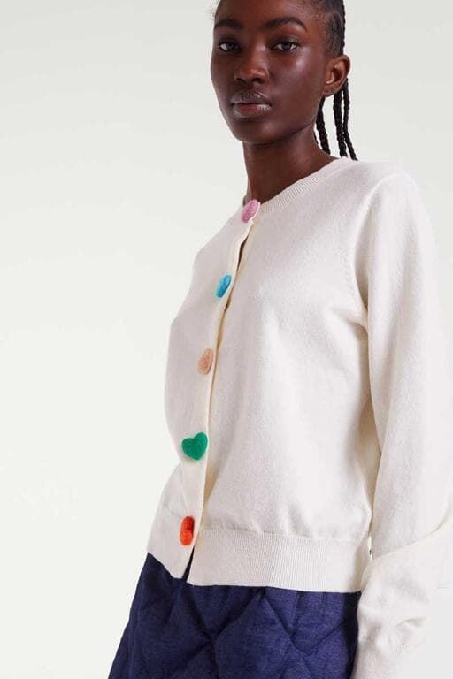 Compañía Fantástica_ Cardigan de punto en color blanco con botones corazones - Imagen 3