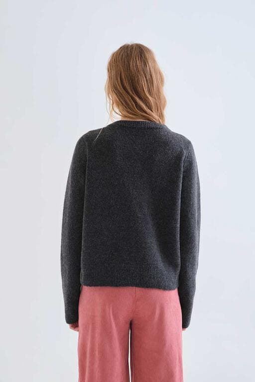 Compañía Fantástica_ Cardigan gris oscuro botones rosa - Imagen 2