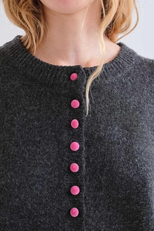 Compañía Fantástica_ Cardigan gris oscuro botones rosa - Imagen 3