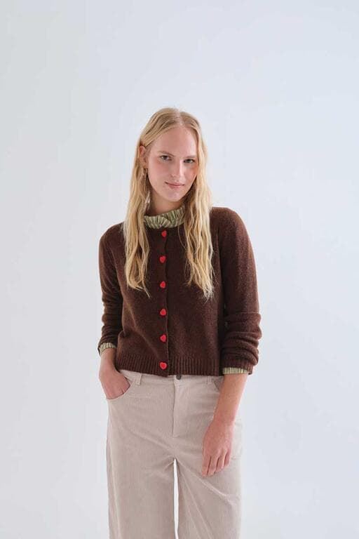Compañía Fantástica_ Cardigan marrón botones corazón rojo - Imagen 1