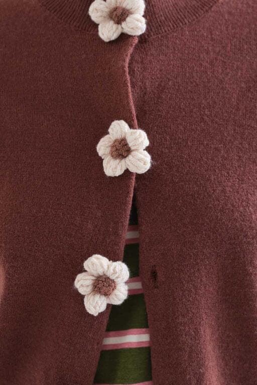 Compañía Fantástica_  Cardigan marrón botones flores - Imagen 3