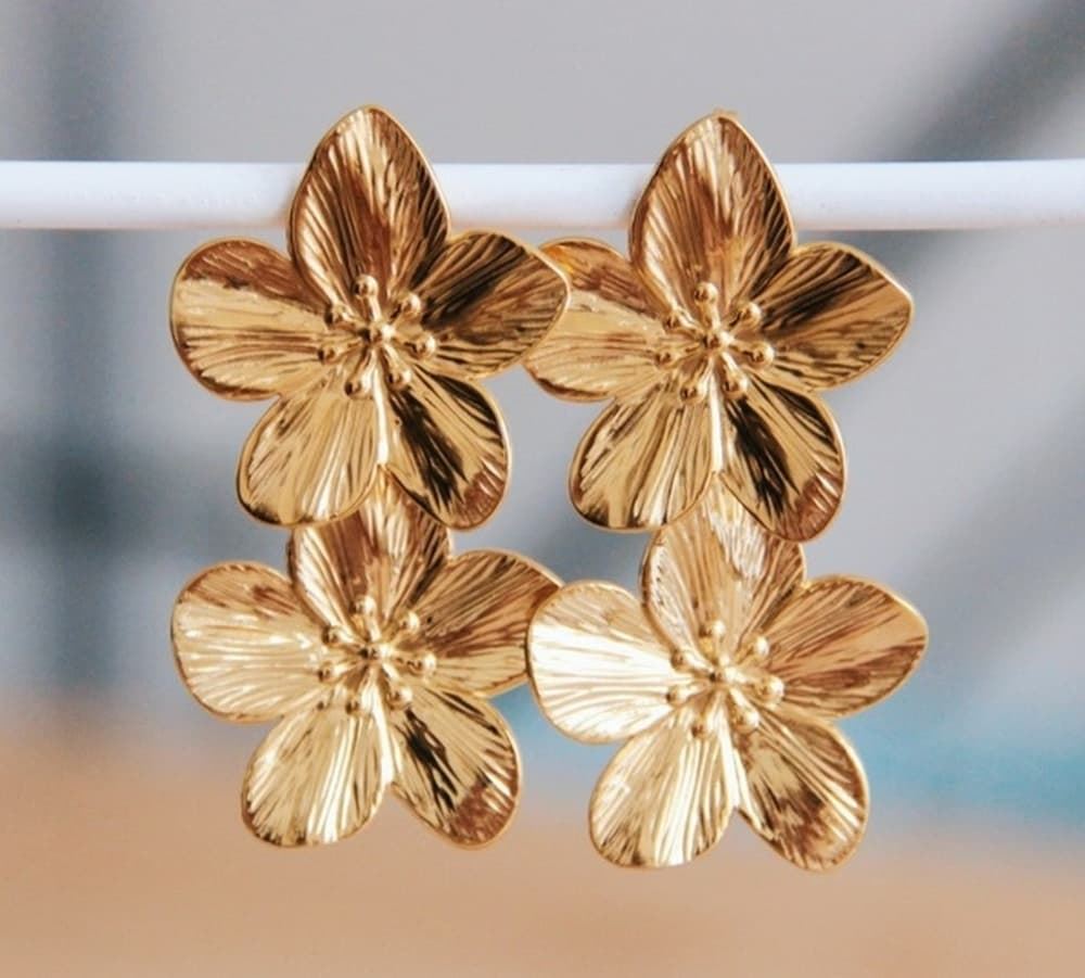 Pendientes de acero inoxidable con dos flores en dorado - Imagen 1