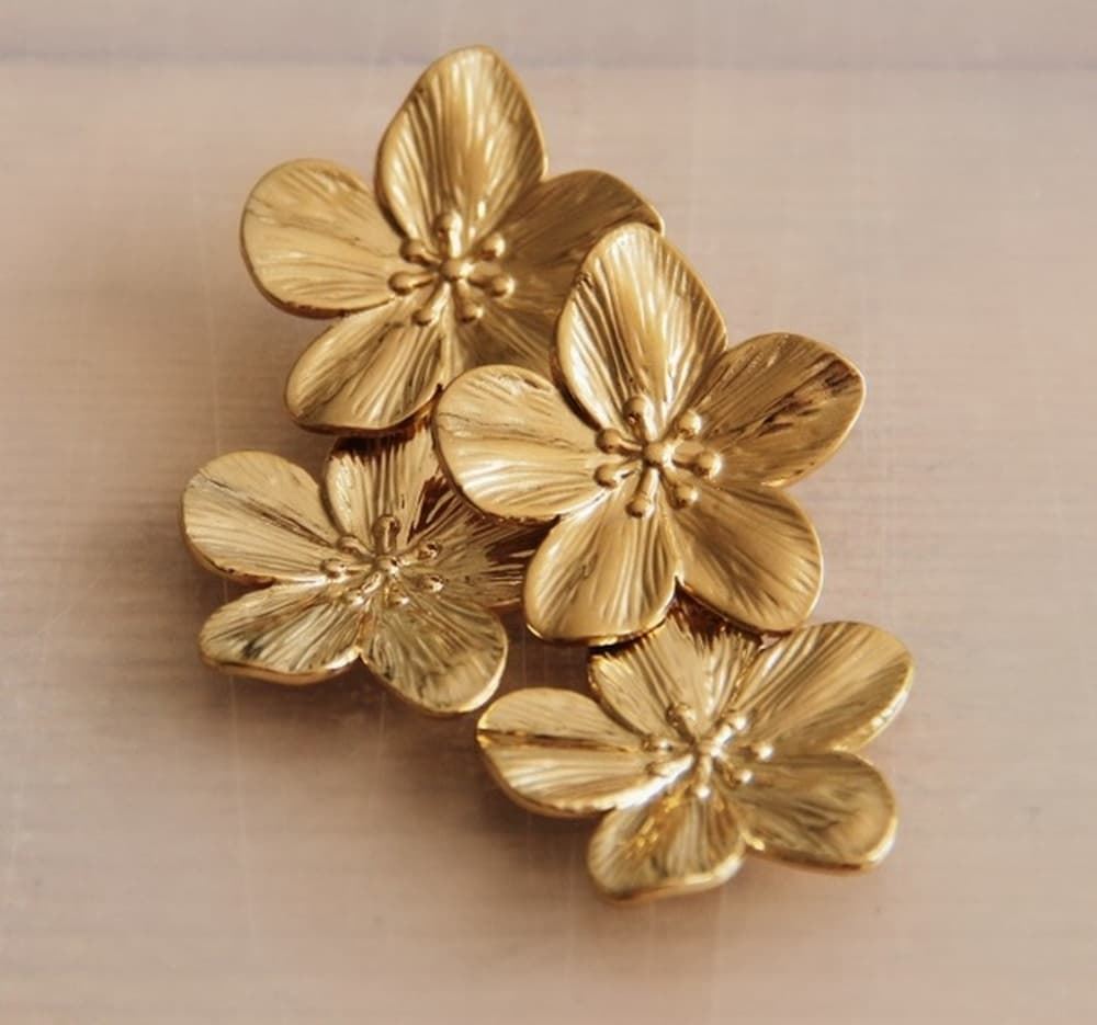 Pendientes de acero inoxidable con dos flores en dorado - Imagen 2