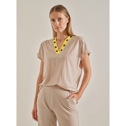Scorzzo_ Camiseta beige con detalles en amarillo - Imagen 1