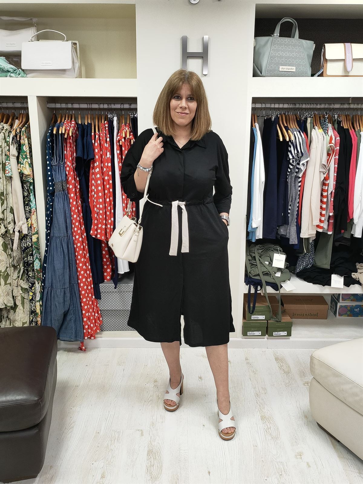 Scorzzo_ Vestido midi negro camisero - Imagen 1