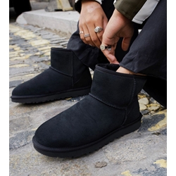 UGG_ Bota Classic Mini II negra - Imagen 2